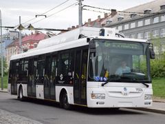 Elektrobus na "trolejbusové" lince 58 v Praze.
