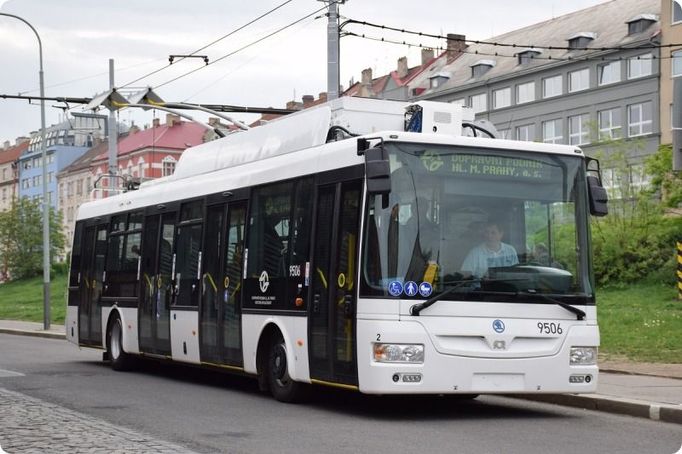 Elektrobus na "trolejbusové" lince 58 v Praze.