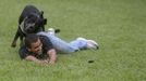 A member of the Brazilian Navy takes part in an exhibition showcasing their operational capacity to combat terrorist attacks and riots, ahead of the FIFA Confederations Cup and World Youth Day in Rio de Janeiro May 27, 2013. REUTERS/Ricardo Moraes (BRAZIL - Tags: MILITARY SPORT SOCCER CIVIL UNREST) Published: Kvě. 27, 2013, 9:11 odp.