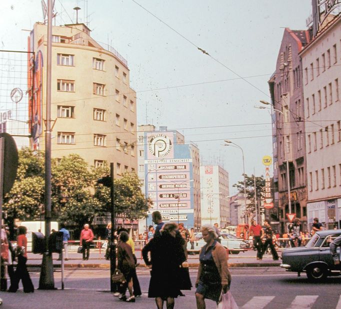 Dunajská ulice při pohledu ze Štúrovy ulice. Bratislava, rok 1977