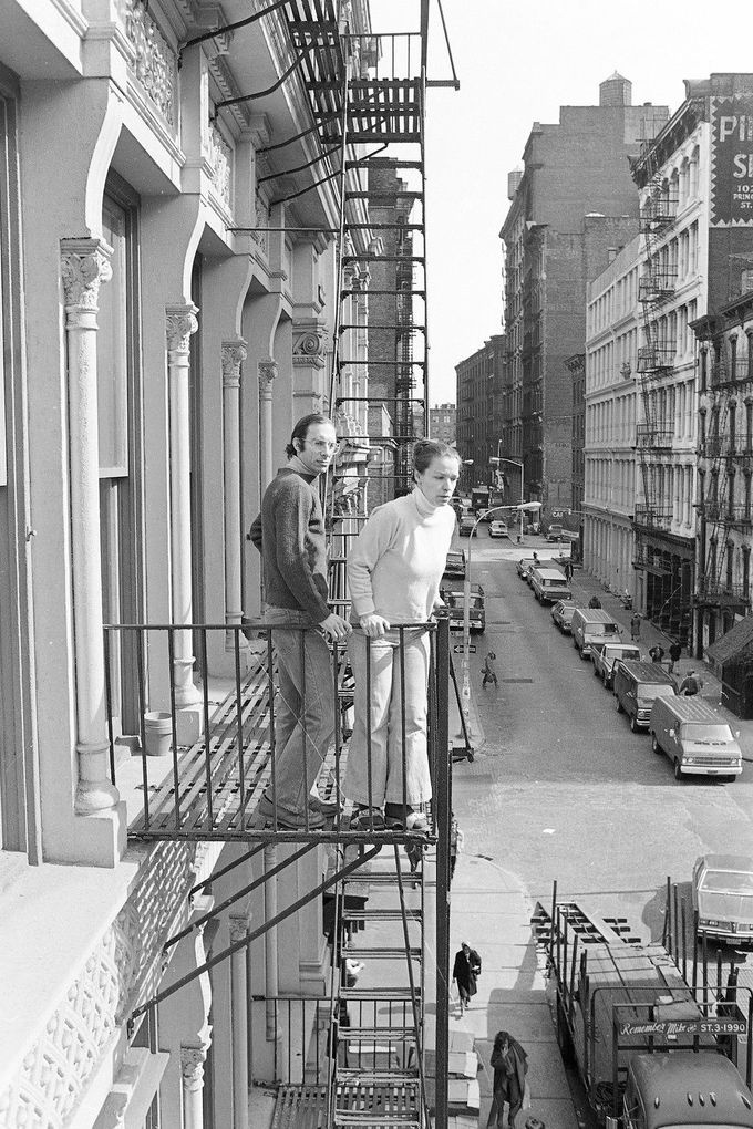 Stan a Julie Patzovi na protipožárním schodišti svého loftu na Prince Street v SoHo, New York, 17. března 1980