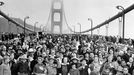 Dav lidí při slavnostním zprovoznění visutého mostu Golden Gate Bridge dne 27. května roku 1937 v Kalifornii v USA.