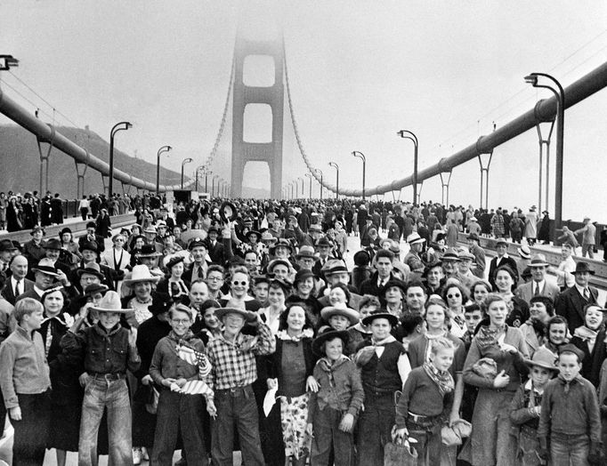 Dav lidí při slavnostním zprovoznění visutého mostu Golden Gate Bridge dne 27. května roku 1937 v Kalifornii v USA.