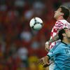 Euro 2012: Sergio Busquets a Mario Mandžukič v zápase Španělsko - Chorvatsko