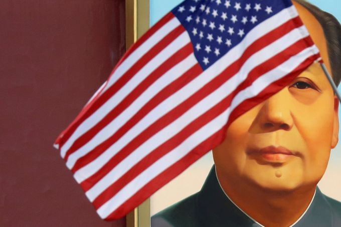 Americká vlajka před portrétem někdejšího čínského vůdce Mao Ce-Tunga.