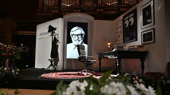 Poslední rozloučení s hercem a prezidentem karlovarského festivalu Jiřím Bartoškou. Pietní místo na pódiu Rudolfina, kam lidé nosí květiny, je replikou jeho kanceláře.
