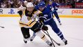 NHL 2019/20, Toronto - Boston: David Pastrňák bojuje o puk s Morganem Riellym