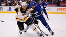NHL 2019/20, Toronto - Boston: David Pastrňák bojuje o puk s Morganem Riellym.