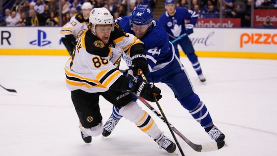 NHL 2019/20, Toronto - Boston: David Pastrňák bojuje o puk s Morganem Riellym