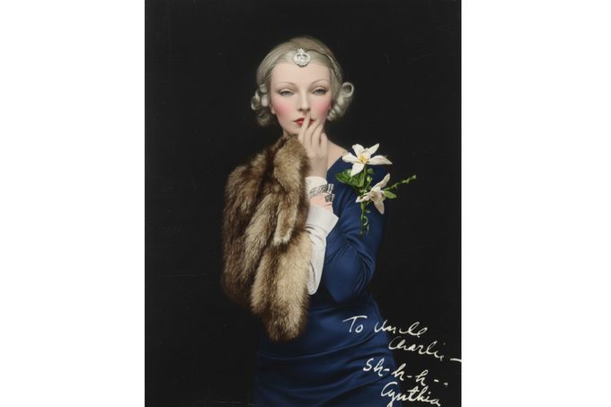 Americká agentka Amy E. Thorpe (Cynthia) na portrétu z 2. sv. války. Pro britskou MI6 svedením získala klíčové vichistické šifry ve Washingtonu.  Kolorováno