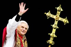 Bývalý papež Benedikt XVI. pochybil v případech sexuálního zneužití, tvrdí zpráva