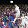 FC Barcelona - Real Madrid (Cristiano Ronaldo ve výskoku)