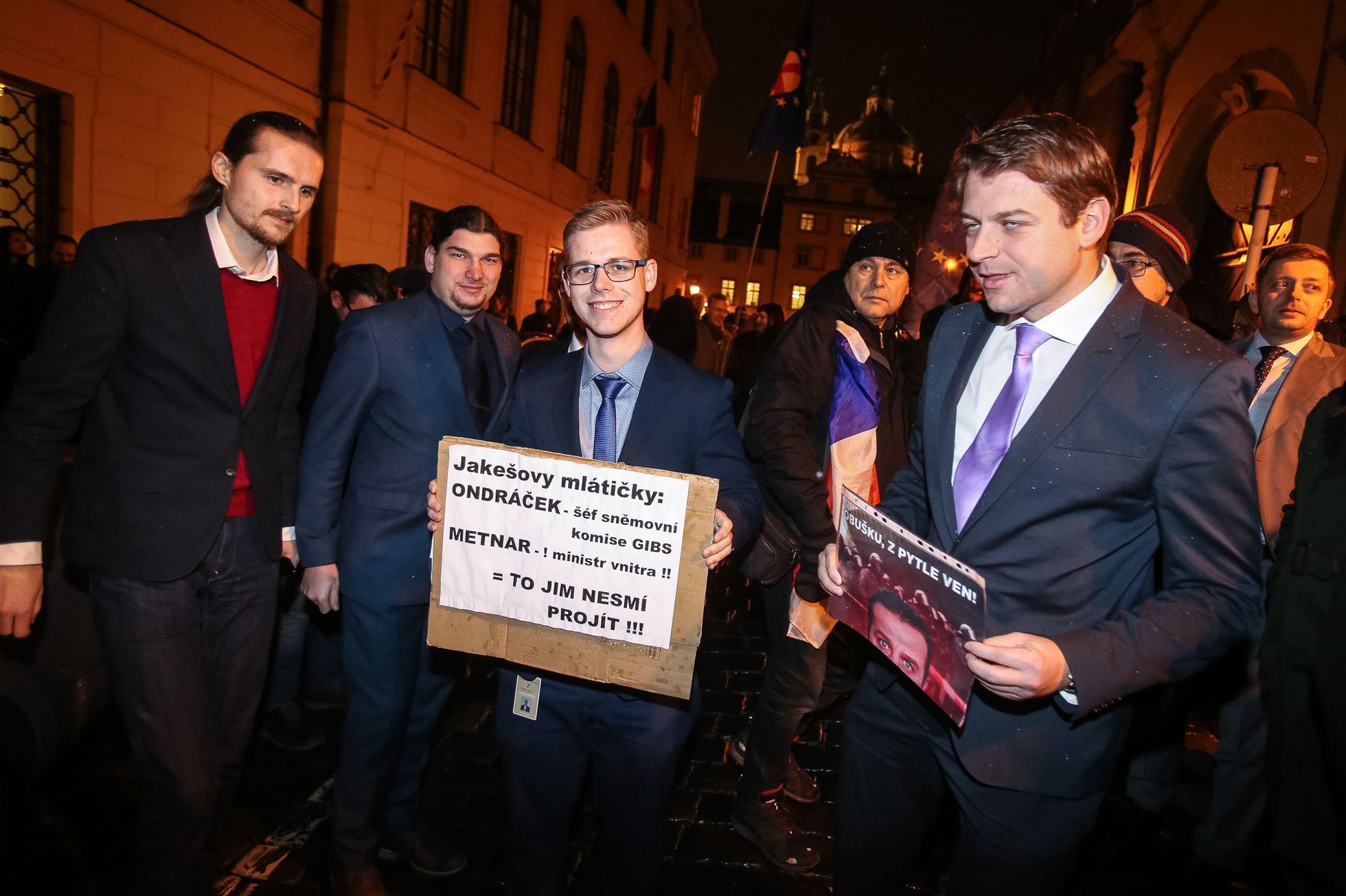Demonstrace proti zvolení Ondráčka do čela komise pro GIBS