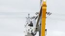 A power company worker in a cherry picker connects wires to a power line while working to restore electricity in East Massapequa, New York October 31, 2012. The U.S. Northeast began crawling back to normal on Wednesday after monster storm Sandy crippled transportation, knocked out power for millions and killed at least 45 people in nine states with a massive storm surge and rain that caused epic flooding. REUTERS/Lucas Jackson (UNITED STATES - Tags: ENVIRONMENT DISASTER) Published: Říj. 31, 2012, 2:05 odp.