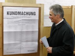Rakouský premiér Werner Faymann hlasuje v referendu.