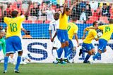 Brazilští fotbalisté se radují po brance Mela do sítě USA na poháru FIFA.