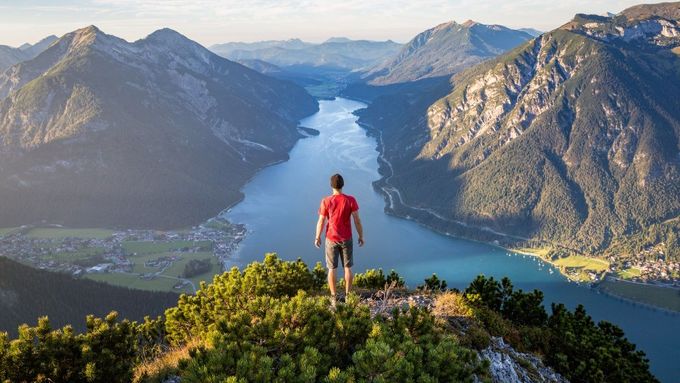 Největší jezero Tyrolska obklopují dvoutisícové vrcholky a v létě nabízí řadu aktivit pro adrenalinové nadšence i pro pohodovou dovolenou.