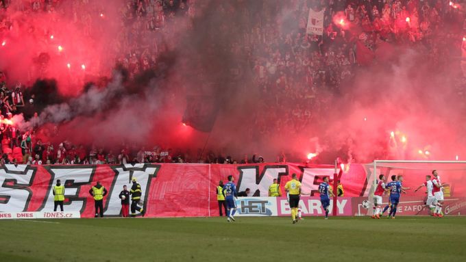 Fanoušci Slavie rozehráli svojí pyrotechnikou při zápase s Olomoucí v Edenu učiněné "rudé peklo".