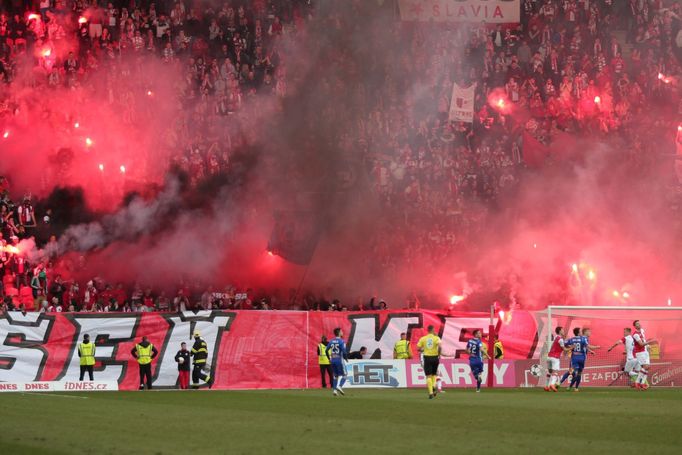 HL, Slavia-Olomouc: pyrotechnika fanoušků Slavie