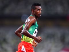 Selemon Barega z Etiopie v běhu na 10 000 m na OH 2020