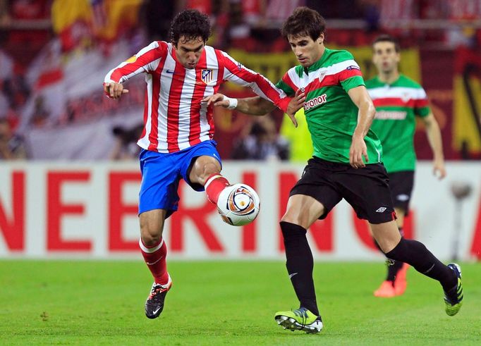 Turecký fotbalista Arda Turan bojuje o míč se Španělem Javi Martinezem z Athleticu Bilbao ve finále Evropské ligy 2012.