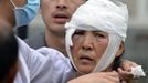 An injured woman looks up as she is being treated after a strong 6.6 magnitude earthquake hit the remote, mostly rural and mountainous Lushan county, Ya'an, Sichuan province, April 20, 2013. The earthquake on Saturday killed at least 156 people and injured about 5,500 close to where a big quake killed almost 70,000 people in 2008. REUTERS/Stringer (CHINA - Tags: DISASTER ENVIRONMENT) CHINA OUT. NO COMMERCIAL OR EDITORIAL SALES IN CHINA Published: Dub. 20, 2013, 3:49 odp.