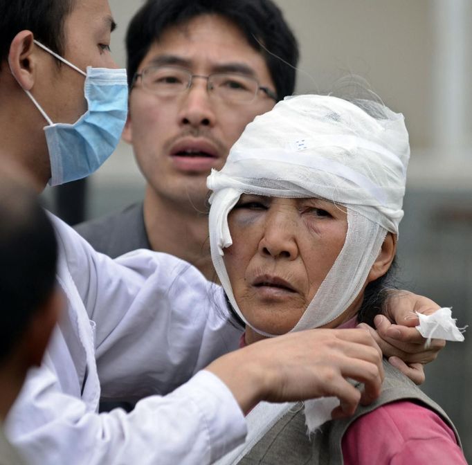 An injured woman looks up as she is being treated after a strong 6.6 magnitude earthquake hit the remote, mostly rural and mountainous Lushan county, Ya'an, Sichuan province, April 20, 2013. The earthquake on Saturday killed at least 156 people and injured about 5,500 close to where a big quake killed almost 70,000 people in 2008. REUTERS/Stringer (CHINA - Tags: DISASTER ENVIRONMENT) CHINA OUT. NO COMMERCIAL OR EDITORIAL SALES IN CHINA Published: Dub. 20, 2013, 3:49 odp.