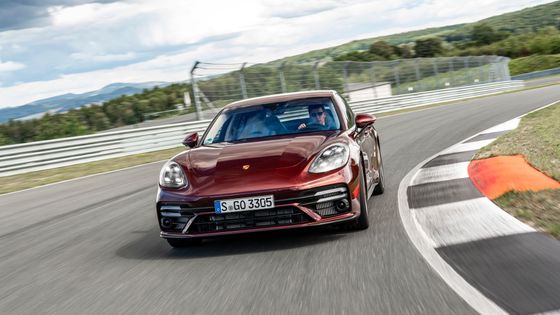 Supersport pro pana ředitele. Nové Porsche Panamera jede stovkou za pouhé tři vteřiny