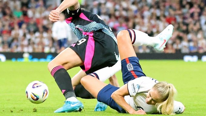 Leonardo Bonucci zastavuje skluzem Steph Houghtonovou v charitativním utkání.