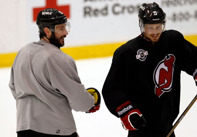 Hráči Ilja Kovalčuk a Adam Larsson se baví během tréninku New Jersey Devils před prvním zápasem finále Stanley Cupu 2012 s Los Angeles Kings.