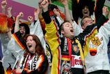 Němečtí fanoušci se radují z gólu v síti českého týmu.