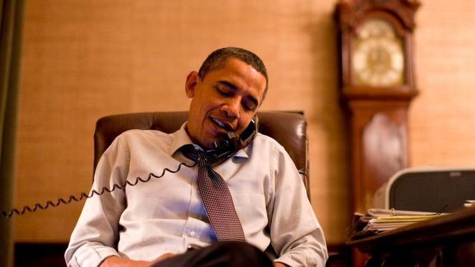 Nejdůležitější telefonát, který byl v noci na středu v USA spojen. Prezident Obama telefonuje Johnu Boehnerovi, který se přes noc stal druhým nejvlivnějším politikem v zemi: povede republikány ovládanou Sněmovnu reprezentantů.
