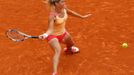 Česká tenistka Klára Zakopalová vrací míček Rusce Marii Šarapovové během osmifinále French Open 2012.