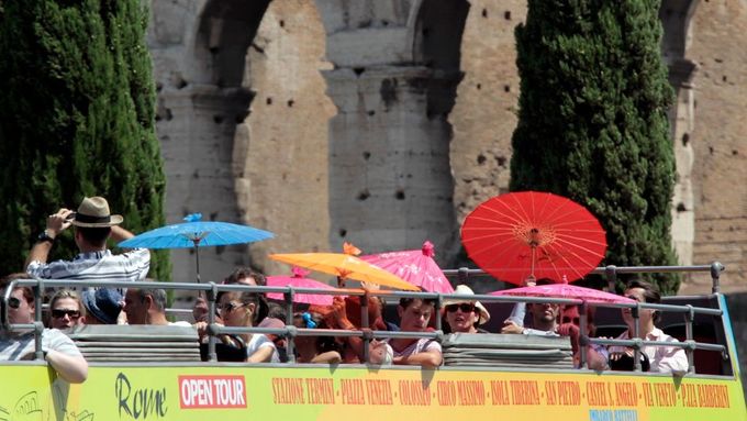 Slunečníky či deštníky se při prohlídce římských památek opravdu vyplatí...