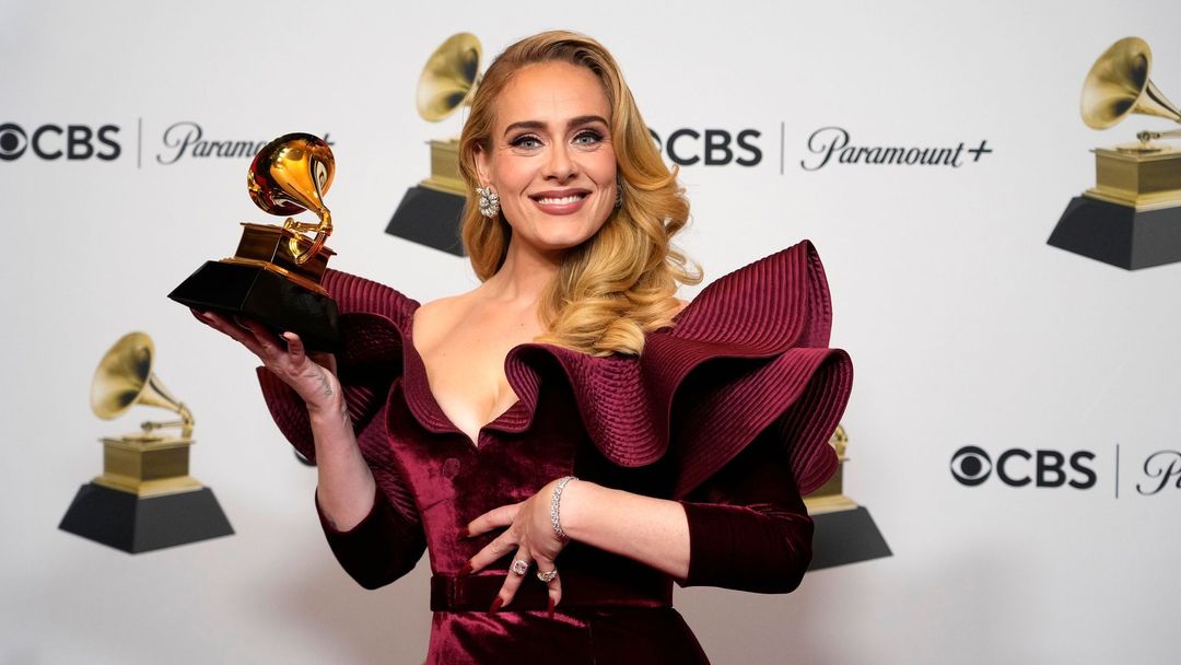 Adele si odnáší žánrovou cenu za píseň Easy on Me.