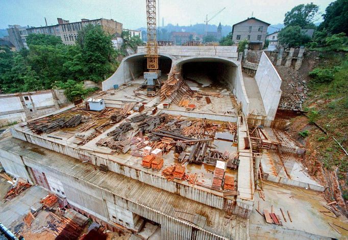 Fáze výstavby. Strahovský tunel v Praze. Snímek z roku 1995.