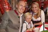 Arjen Robben přišel na Oktoborfest i se ženou Bernadien a jejich synem. Všichni převlečení do tradičních bavorských krojů.