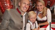 Arjen Robben přišel na Oktoborfest i se ženou Bernadien a jejich synem. Všichni převlečení do tradičních bavorských krojů.