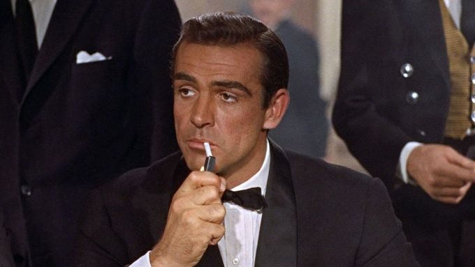 "Bond. James Bond." Slavná scéna z Dr. No, kde se Sean Connery poprvé představí.