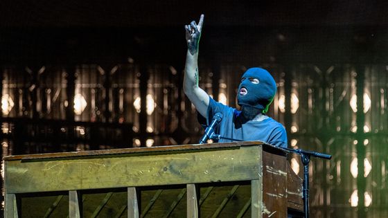 Recenze: Salta a táborák na Colours. Twenty One Pilots odehráli výpravnou show