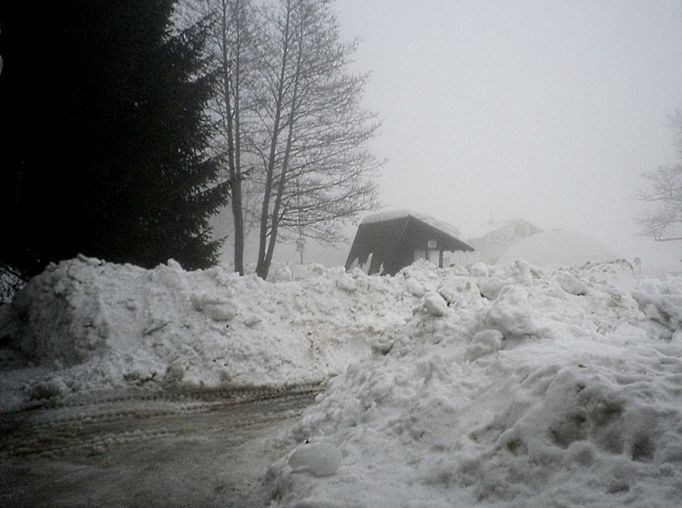 Na horách stále leží obrovské vrstvy sněhu. Déšť a oteplení daly tento rezervoár vody do pohybu.