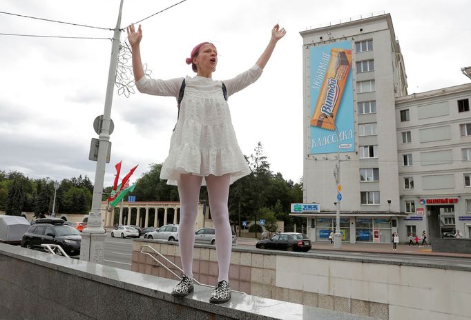 Běloruské ženy protestují proti policejnímu násilí proti demonstrantům.