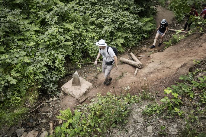 Hrčava, trojmezí, hraniční kámen je uprostřed potoka, červen 2021