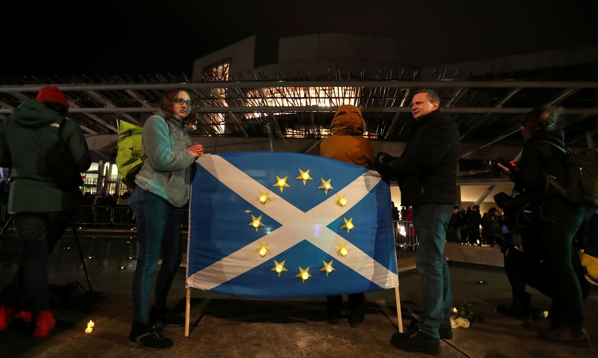 Skotská metropole Edinburgh v den brexitu. Kombinace vlajek Skotska a Evropské unie.