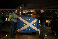 Skotové chtějí odejít z Británie, ukazují poslední průzkumy. Johnson vsadí na rybáře