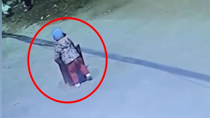Tříletý chlapeček ve městě Sü-čou v čínské provincii Ťiang-su se rozhodl prozkoumat okolí. Všiml si nezajištěného poklopu na zemi a zvedl ho.