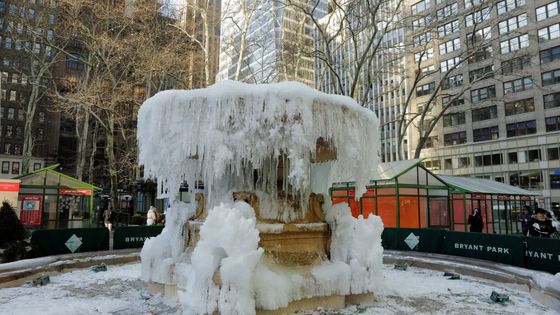 Město New York zamrzá. Sněhová bouře navíc na severovýchodě USA dále nabírá na síle.