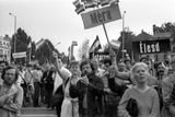 27. června 1988: V březnu 1988 vyhlásil rumunský prezident a generální tajemník komunistické strany Nicolae Ceausescu „program industrializace”, jehož smyslem bylo zlikvidovat několik tisíc vesnic a zemědělské obyvatelstvo přestěhovat do městských sídlišť. Tento plán by zasáhl především oblasti Sedmihradska obývané převážně Maďary. Proti likvidaci vesnic demonstrovalo v Budapešti okolo 70 – 80 tisíc lidí, kteří chtěli na rumunském velvyslanectví předat protestní petici. Ambasáda však zůstala zavřená.