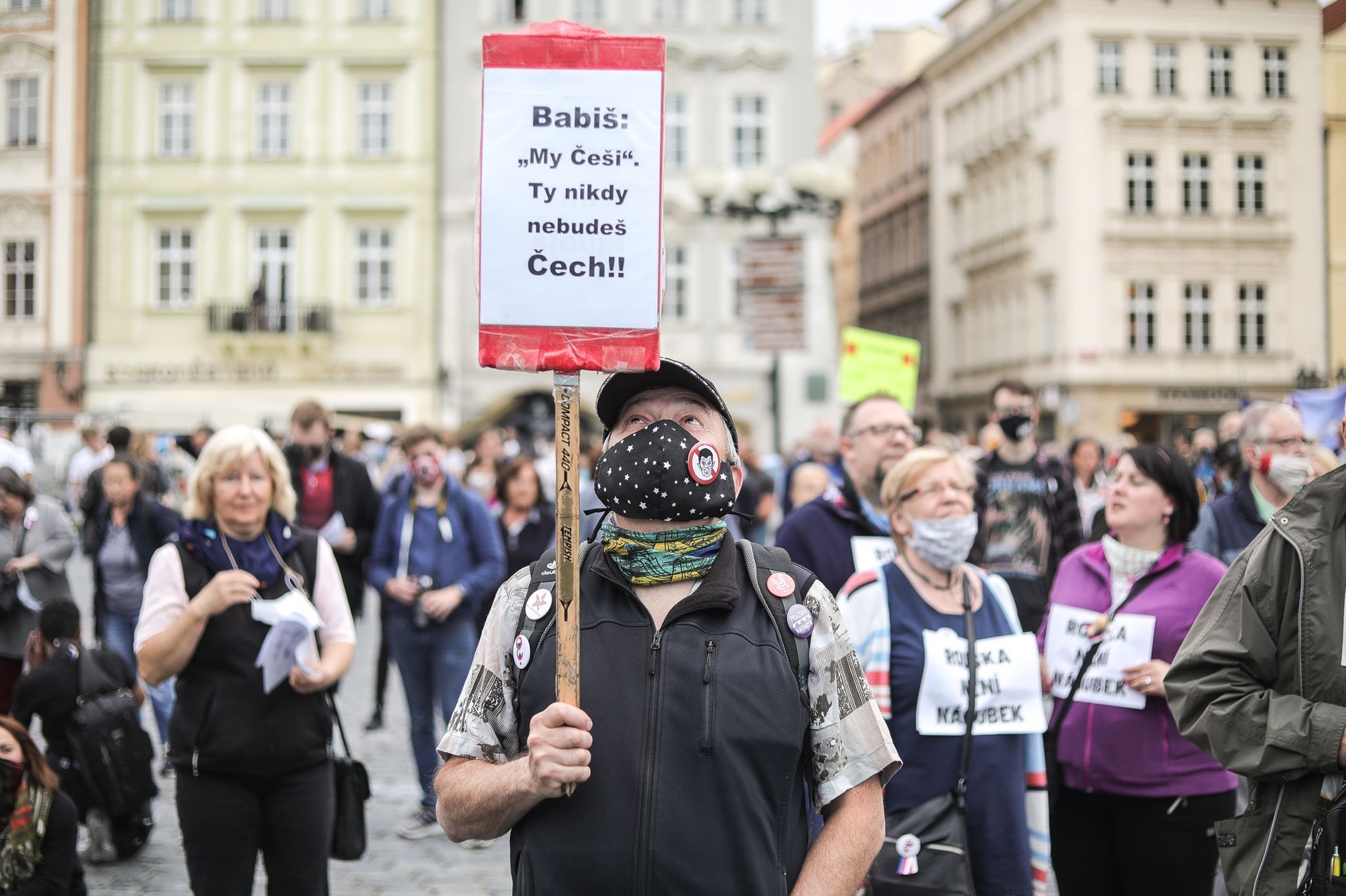 Demonstrace Milion chvilek pro demokracii - roušky, rozestupy, Andrej Babiš