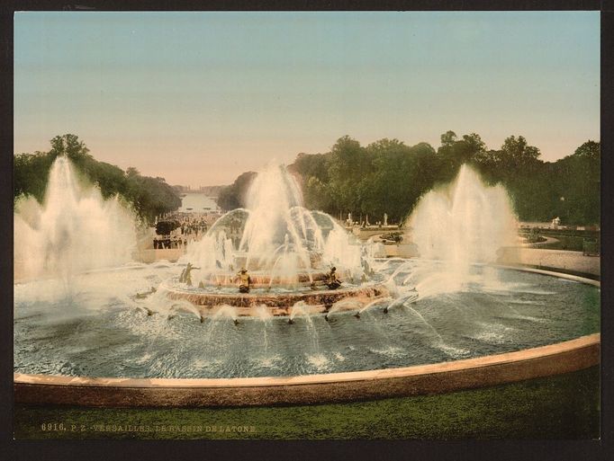 Zámky Versailles a Fontainebleau na 120 let starých fotkách